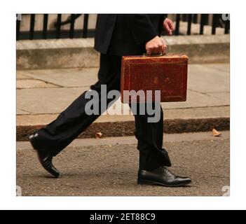 Kanzler der Schatzmeister Alistair Darling hält das Rot hoch Box außerhalb Nummer 11 Downing Street der Kanzler präsentiert Sein erstes Budget nach der Übernahme von Gordon Brown in 2007.Foto von David Sandison The Independent Stockfoto