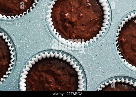 Schokoladenmuffin oder Cupcake Teig in einer Pfanne bereit zu backen, hausgemachte Komfort-Food Rezept Konzept Stockfoto