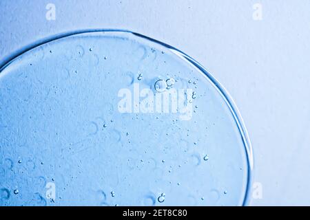 Blaue Geltextur auf Glas als kosmetische Hintergrund, Hygiene und Wissenschaft Nahaufnahme Stockfoto