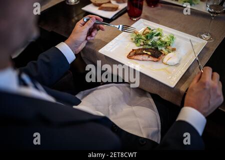 Gutes Essen in einem Gourmet-Restaurant - wild gefangen Lachs wird serviert Stockfoto