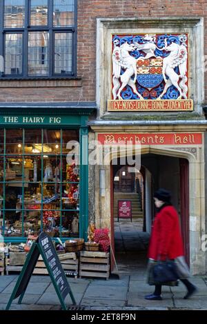 Ein Fußgänger, der am Eingang zur Adventurerhalle des Händlers vorbeigeht Auf Fossgate in York Stockfoto