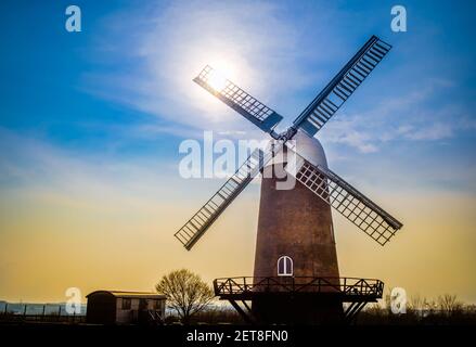 Wilton Windmill liegt in der Nähe von Great Bedwyn in der englischen Grafschaft Wiltshire, nicht weit von Hungerford. Stockfoto