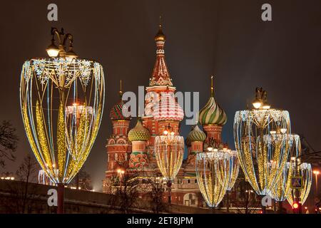 St. Basil's Cathedral eingerahmt von New Year Street Lights Stockfoto