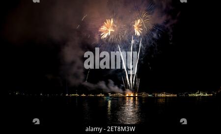 Sewastopol, Krim - 9. Mai 2015: Grüßen 70 Jahre des Sieges im Zweiten Weltkrieg, vor dem Hintergrund der russischen Militärschiffe in der Bucht von Stockfoto