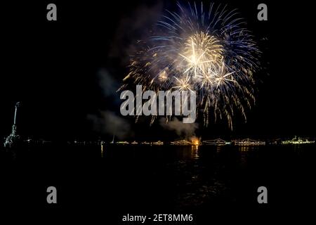 Sewastopol, Krim - 9. Mai 2015: Grüßen 70 Jahre des Sieges im Zweiten Weltkrieg, vor dem Hintergrund der russischen Militärschiffe in der Bucht von Stockfoto