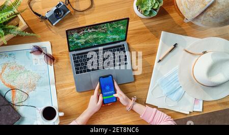 Draufsicht auf junge Frau mit Laptop Planung Urlaub Reise Urlaub, Desktop-Reise covid-19 Konzept. Stockfoto