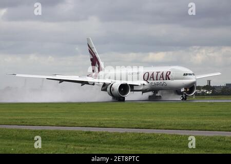 Qatar Cargo Boeing 777F mit Registrierung A7-BFB landete kurz danach auf der Landebahn 18R (Polderbaan) des Amsterdamer Flughafens Schiphol. Stockfoto