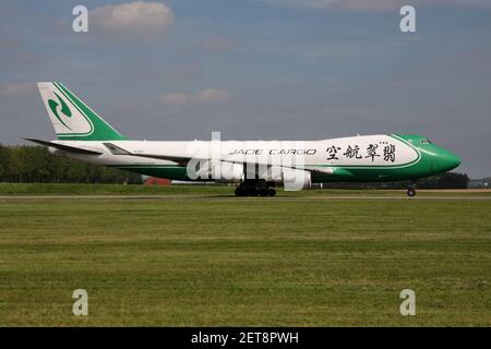 Chinesische Jade Cargo Boeing 747-400F mit der Registrierung B-2422 rollend auf dem Taxiway V des Amsterdamer Flughafens Schiphol. Stockfoto