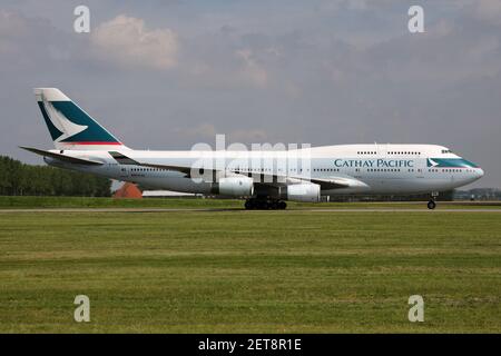 Cathay Pacific Boeing 747-400 mit Registrierung B-HUB rollt auf dem Rollweg V des Amsterdamer Flughafens Schiphol. Stockfoto