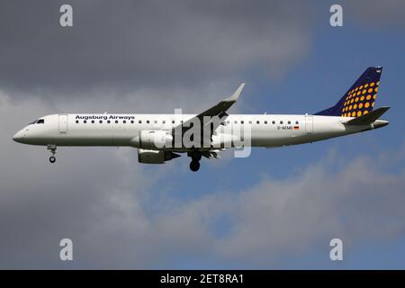 Augsburg Airways Embraer 195 mit Registrierung D-AEMD im Finale für Amsterdam Airport Schiphol. Stockfoto