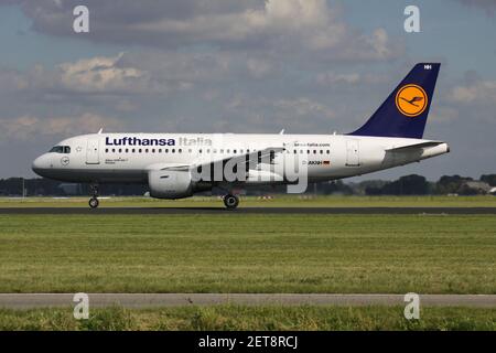 Lufthansa Italia Airbus A319-100 mit Registrierung D-AKNH auf Startbahn 36L (Polderbaan) des Amsterdamer Flughafens Schiphol. Stockfoto