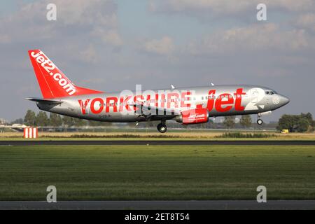 Britische Jet2 Boeing 737-300 mit Registrierung G-CELB Kurzfinale für Start- und Landebahn 18R (Polderbaan) des Amsterdamer Flughafens Schiphol. Stockfoto