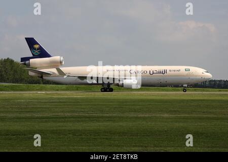 Saudi Arabian Cargo McDonnell Douglas MD-11F mit Registrierung HZ-ANA Rolling auf dem Taxibound V des Amsterdamer Flughafens Schiphol. Stockfoto