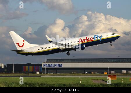 Dutch Arkefly Boeing 737-800 in Basic Miami Air Lackierung mit Registrierung N739MA nur in der Luft am Flughafen Amsterdam Schiphol. Stockfoto