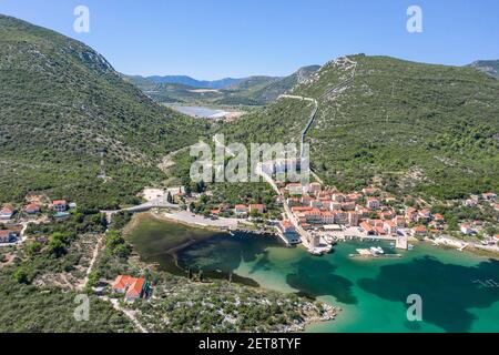 Luftdrohnenaufnahme des Dorfes Mali Ston mit Stadtmauer Von Ston in Ragusa bei Dubrovnik in Kroatien Sommer Stockfoto