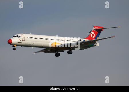 Danish Air Transport McDonnell Douglas MD-87 mit Registrierung OY-JRU im Finale für Amsterdam Airport Schiphol. Stockfoto