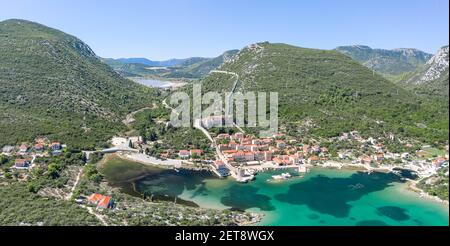 Luftpanorama Drohne Aufnahme von Mali Ston mit Stadtmauer Von Ston in Ragusa bei Dubrovnik in Kroatien Sommer Stockfoto