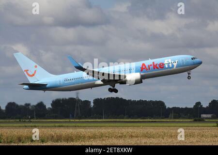 Niederländische Arkefly Boeing 767-300 mit Registrierung PH-OYI gerade in Amsterdam Flughafen Schiphol. Stockfoto