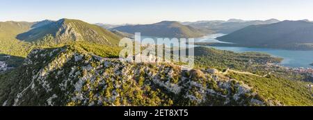 Luftpanorama Drohne Aufnahme von Stein Festung Wall of Ston Auf der Spitze des Hügels Blick auf Mali Ston in Kroatien Sommersonnenaufgang Stockfoto