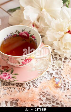 Tee im Shabby Chic Stil, Vintage Stil Leben mit Pfingstrosen Stockfoto