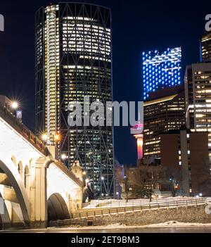 Calgary Alberta Kanada, Januar 30 2021: Ein Langzeitfoto bei Nacht von Wahrzeichen der Innenstadt in einer kanadischen Stadt Stockfoto