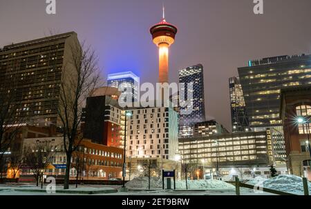 Calgary Alberta Kanada, Januar 30 2021: Ein Langzeitfoto bei Nacht von Wahrzeichen der Innenstadt in einer kanadischen Stadt Stockfoto