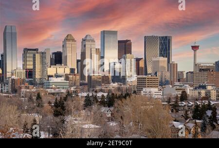 Calgary Alberta Kanada, Februar 15 2021: Downtown Sunrise Stadtbild von Bürogebäuden und Wahrzeichen in einer kanadischen Stadt. Stockfoto