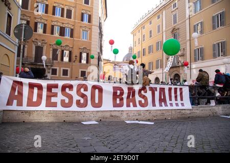 Rom, Italien. März 2021, 01st. Demonstration vor dem Montecitorio Palast in Rom, organisiert von TNI Italia (nationaler Schutz der Unternehmen). (Foto von Matteo Nardone/Pacific Press) Quelle: Pacific Press Media Production Corp./Alamy Live News Stockfoto