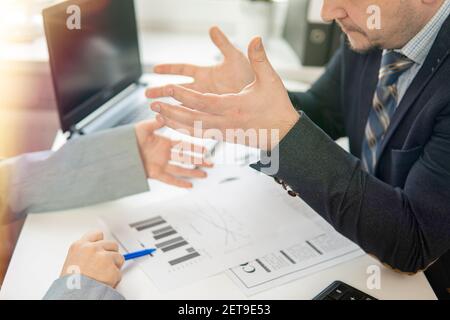 Teilweise Fokus. Hände von zwei Geschäftsleuten, die argumentieren Stockfoto