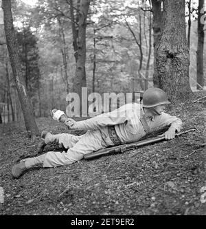 Sergeant George Camblair lernen, wie man einen "Molotov Cocktail" verwendet, Fort Belvoir, Virginia, USA, Jack Delano, U.S. Office of war Information, September 1942 Stockfoto