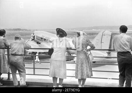 Besucher, die das Flugzeug von der Aussichtsplattform aus beobachten, Municipal Airport, Washington, D.C., USA, Jack Delano, U.S. Office of war Information, Juli 1941 Stockfoto