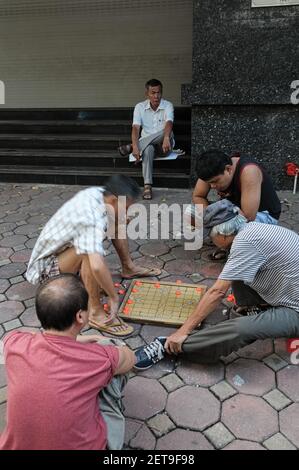 Hanoi, Vietnam - September, 2015: Männer spielen chinesisches Schachspiel draußen auf der Straße Stockfoto