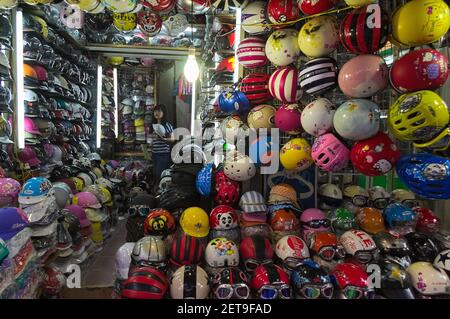 Hanoi, Vietnam - September, 2015: Helmgeschäft mit großer Auswahl an bunten Produkten Stockfoto