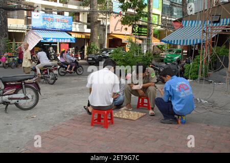Juli, 2015 - Ho Chi Minh, Vietnam: Mann spielt chinesisches Schachbrettspiel auf der Straße Stockfoto