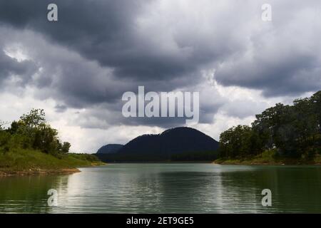 Wolkiger Himmel über dem Tuyen Lam See und Berg in der Nähe von Da Lat, Provinz Lad Dong, Vietnam, August 2015 Stockfoto