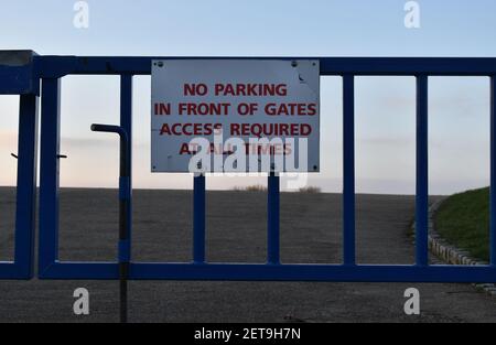 Schild am Campbell Park in Milton Keynes: 'Kein Parkplatz vor den Toren'. Stockfoto