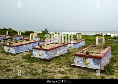 Friedhof des Vietnamkrieges mit alten verwitterten Grabsteinen in der Nähe Ein Strand in lang Co Stockfoto