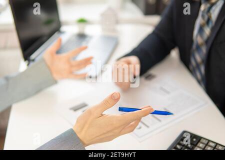 Teilweise Fokus. Hände von zwei Geschäftsleuten, die argumentieren Stockfoto