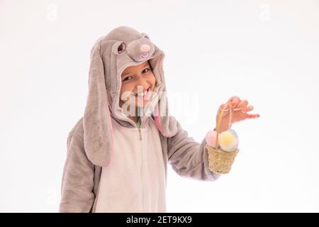 Mädchen im Hase Kostüm halten den Korb Ostereier. ostern Urlaub Konzept Stockfoto