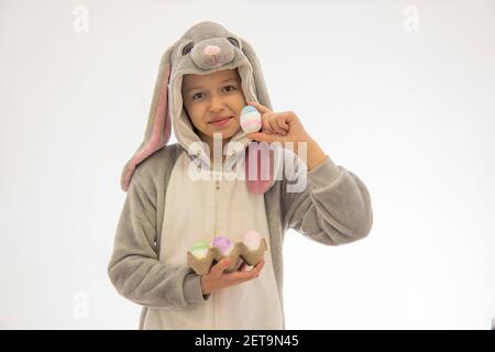 Mädchen im Hase Kostüm halten den Korb Ostereier. Isoliert auf weiß. ostern Urlaub Konzept Stockfoto