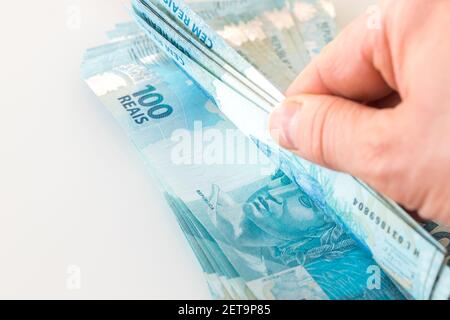 Brasilianisches Geld. Lose 100 Real Banknoten, Zählen, Wirtschaftskonzept Stockfoto