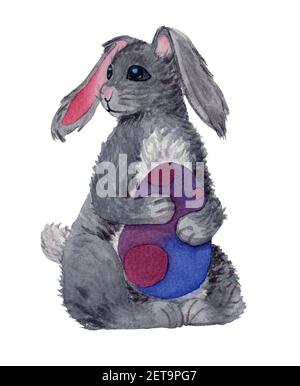 Aquarell handgezeichnet grau osterhase mit Ei im Cartoon-Stil isoliert. Ein sitzender Hase hält Farbei. Osterthema. Dekorelement für Etikett Stockfoto