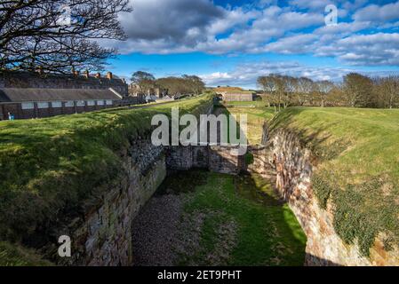 Die elisabethanische Stadtmauer, die Englands nördlichste Stadt umgibt, Berwick upon Tweed, Northumberland, England, Großbritannien Stockfoto