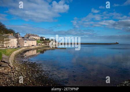 Die Mündung des Flusses Tweed, die in die Nordsee fließt, vorbei am Berwick Leuchtturm. Berwick upon Tweed, Northumberland, England Stockfoto