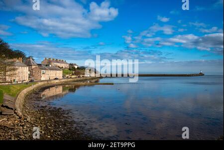 Die Mündung des Flusses Tweed, die in die Nordsee fließt, vorbei am Berwick Leuchtturm. Berwick upon Tweed, Northumberland, England Stockfoto