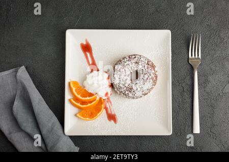 Donut auf Platte isoliert auf schwarzem Hintergrund Stockfoto