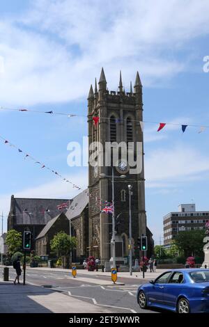 Church of Ireland Pfarrkirche in der Mitte der nordirischen Stadt Ulster. St. Mark's Parish Church an einem Sommertag im Juli in Nordirland in Portadown. Stockfoto