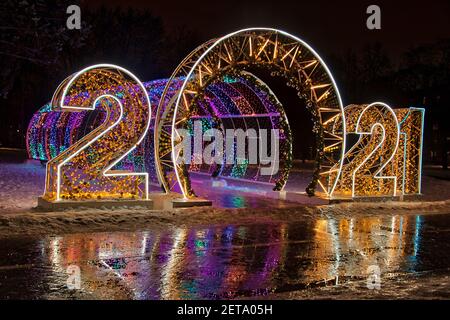 2021 Neujahrsschild mit Lichttunnel Stockfoto