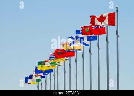 Flaggen von Kanada auf Tall Flag Polen weht in der Breeze, Ottawa, Ontario, Kanada Stockfoto