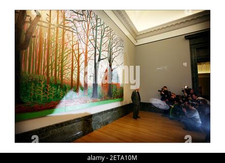 Der britische Künstler David Hockney (L) posiert für Fotografien neben einem Ausschnitt seines Gemäldes 'Bigger Tree's Near Warter', in der Tate Britain in London. David Hockney hat das Kunstwerk der Tate Britainphotograph von David Sandison The Independent 7/4/2008 geschenkt Stockfoto